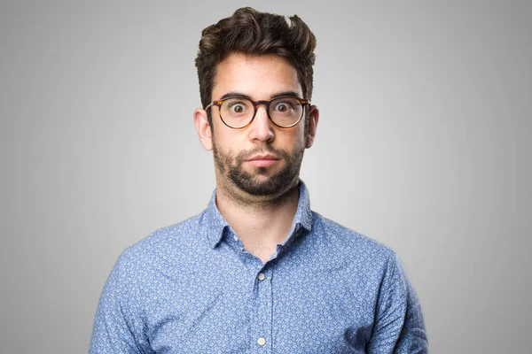 gri arka plan üzerinde duran genç adam