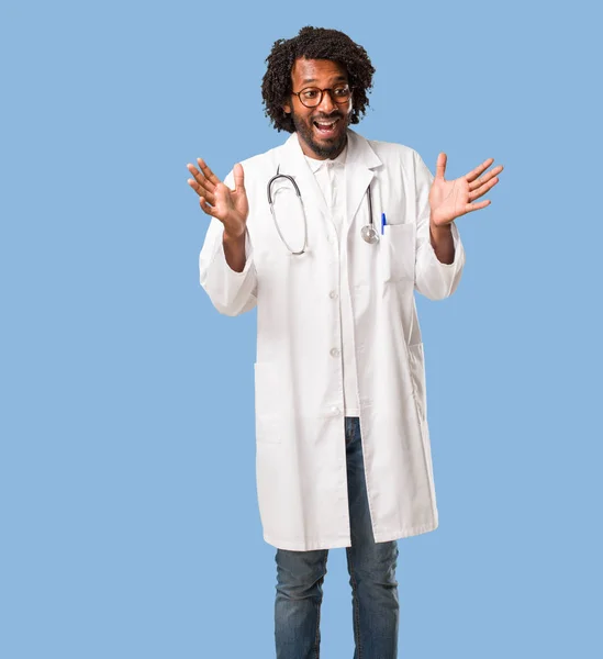 Stilig Afrikanska Amerikanska Läkare Förvånade Och Chockade Tittar Med Stora — Stockfoto