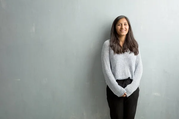 Mujer India Joven Contra Una Pared Grunge Alegre Con Una —  Fotos de Stock