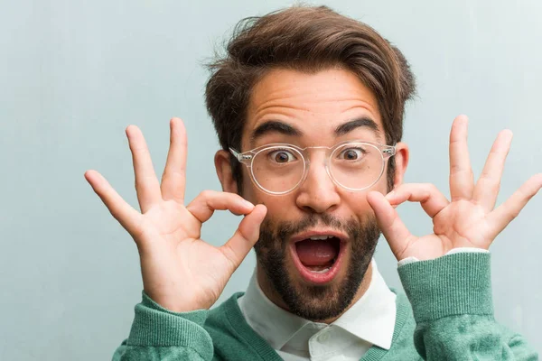 Jonge Knappe Ondernemer Man Gezicht Close Vrolijk Vol Vertrouwen Doen — Stockfoto