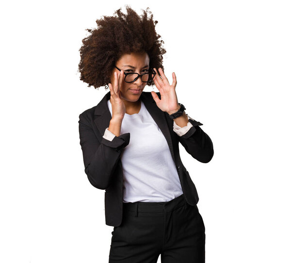 деловая чернокожая женщина надевает очки
