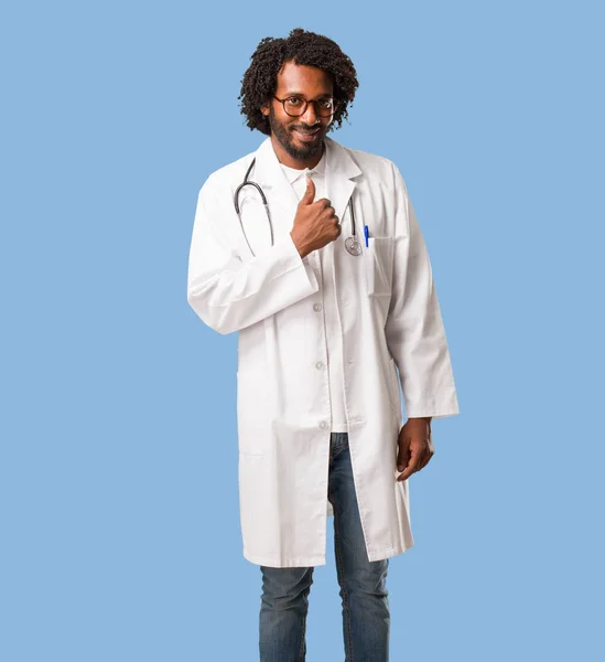 Bonito Médico Afro Americano Alegre Animado Sorrindo Levantando Polegar Conceito — Fotografia de Stock