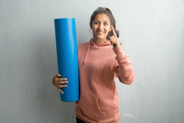 Jeune Femme Sportive Indienne Contre Mur Montrant Numéro Symbole Comptage — Photo