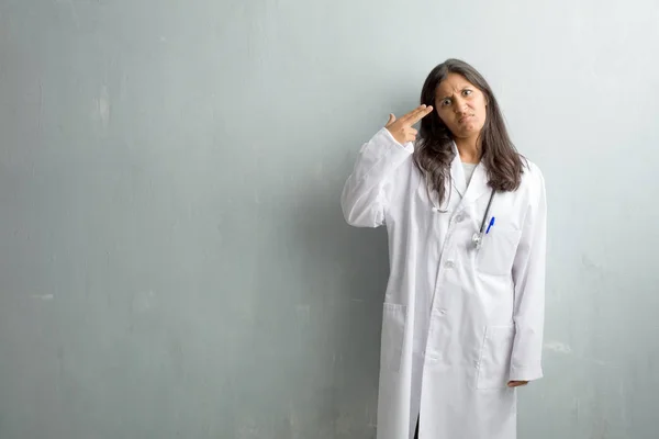 Jovem Médica Indiana Encostada Uma Parede Fazendo Gesto Suicida Sentindo — Fotografia de Stock