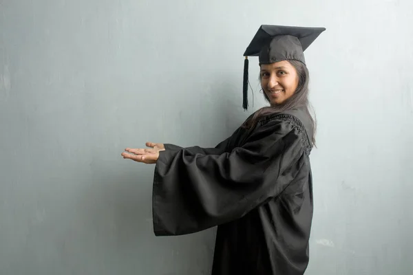 Jeune Indienne Diplômée Contre Mur Tenant Quelque Chose Avec Les — Photo