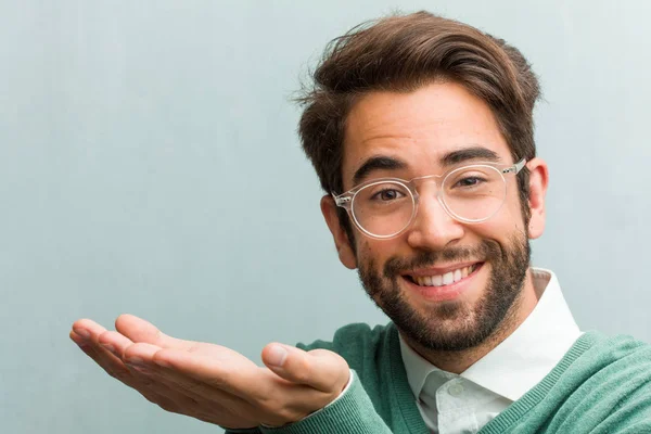 Νέος Επιχειρηματίας Όμορφος Άνθρωπος Πρόσωπο Closeup Κρατώντας Κάτι Χέρια Παρουσιάζουν — Φωτογραφία Αρχείου