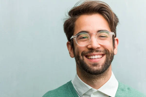Genç Yakışıklı Girişimci Adam Yüz Closeup Neşeli Kocaman Bir Gülümseme — Stok fotoğraf