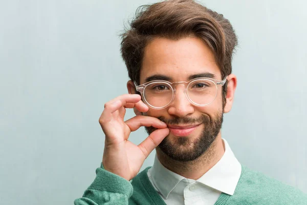 Joven Empresario Guapo Cara Primer Plano Mantener Secreto Pedir Silencio —  Fotos de Stock