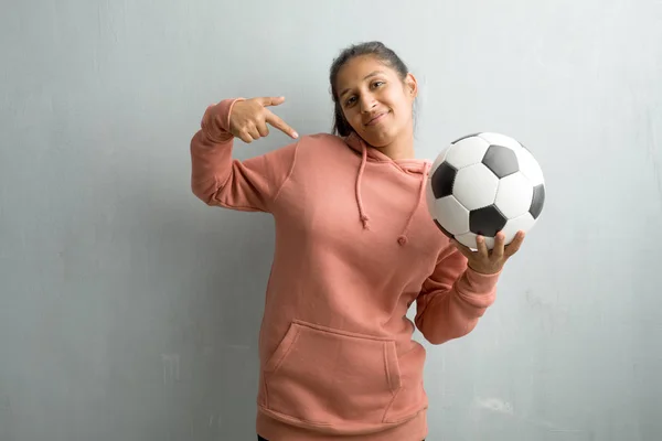 Joven Mujer India Deportiva Contra Una Pared Orgullosa Confiada Señalando —  Fotos de Stock