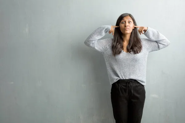 Jonge Indiase Vrouw Tegen Een Grunge Wandbekleding Oren Met Handen — Stockfoto