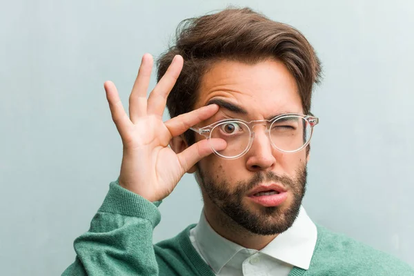 Giovane Bello Imprenditore Faccia Primo Piano Sorpreso Scioccato Guardando Con — Foto Stock