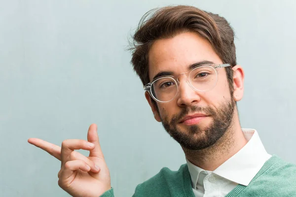 Junge Gut Aussehende Unternehmer Mann Gesicht Nahaufnahme Zeigt Auf Die — Stockfoto