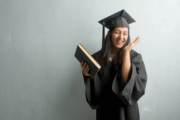 Jeune Indienne Diplômée Contre Mur Riant Amusant Étant Détendue Joyeuse — Photo