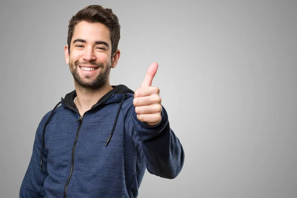 Junger Mann Macht Okay Geste Auf Grauem Hintergrund — Stockfoto