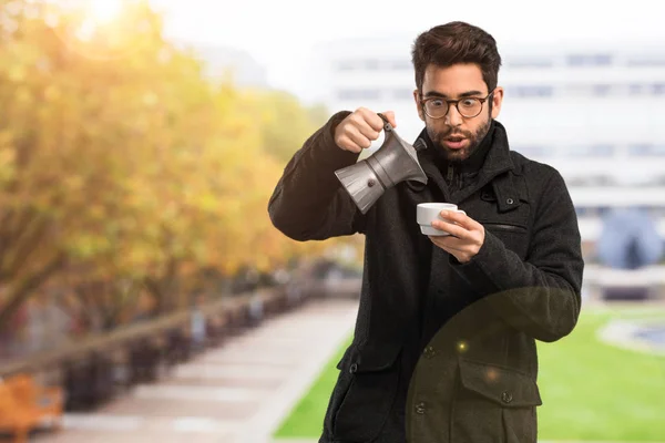 Joven Bebiendo Café — Foto de Stock