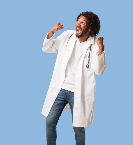 Pohledný Americký Lékař Velmi Šťastný Nadšený Zvyšování Paže Slaví Vítězství — Stock fotografie