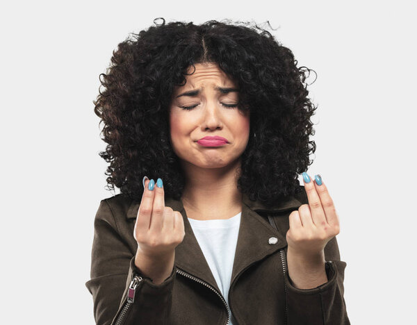 Молодая грустная женщина не показывает жест денег
 