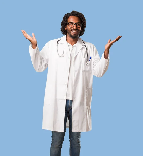 Bonito Médico Afro Americano Rindo Divertindo Sendo Relaxado Alegre Sente — Fotografia de Stock