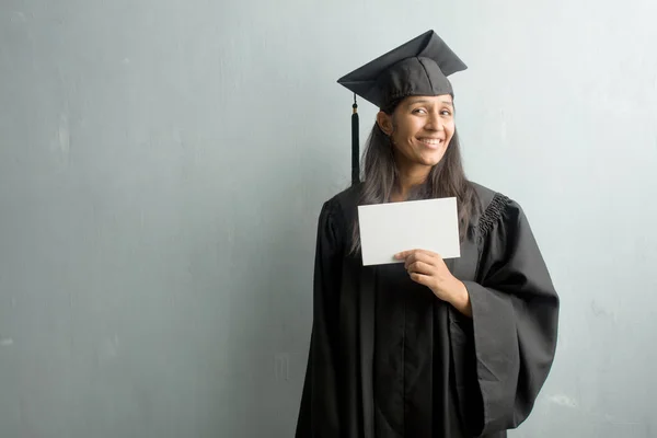 Jeune Indienne Diplômée Contre Mur Gaie Avec Grand Sourire Confiante — Photo