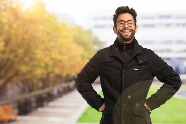 Jeune Homme Mains Sur Les Hanches — Photo