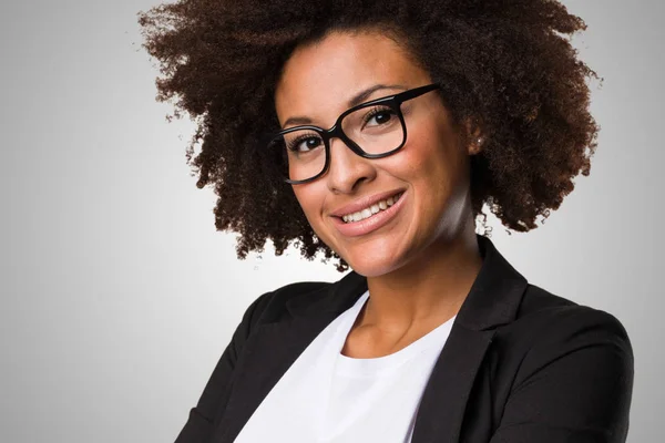 Negro Mujer Negocios Sonriendo Sobre Fondo Gris —  Fotos de Stock