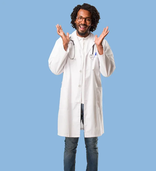 Yakışıklı Afro Amerikan Tıp Doktoru Şaşırttı Şok Kazanmak Kavramı Geniş — Stok fotoğraf