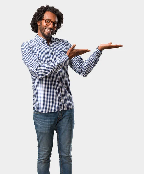 Hombre Afroamericano Negocios Guapo Sosteniendo Algo Con Las Manos Mostrando — Foto de Stock