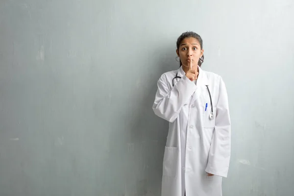 Jovem Mulher Médica Indiana Contra Uma Parede Mantendo Segredo Pedindo — Fotografia de Stock