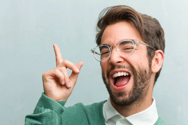 Junge Gut Aussehende Unternehmer Mann Gesicht Nahaufnahme Musik Hören Tanzen — Stockfoto