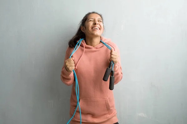 Junge Sportliche Indische Frau Vor Einer Wand Sehr Glücklich Und — Stockfoto