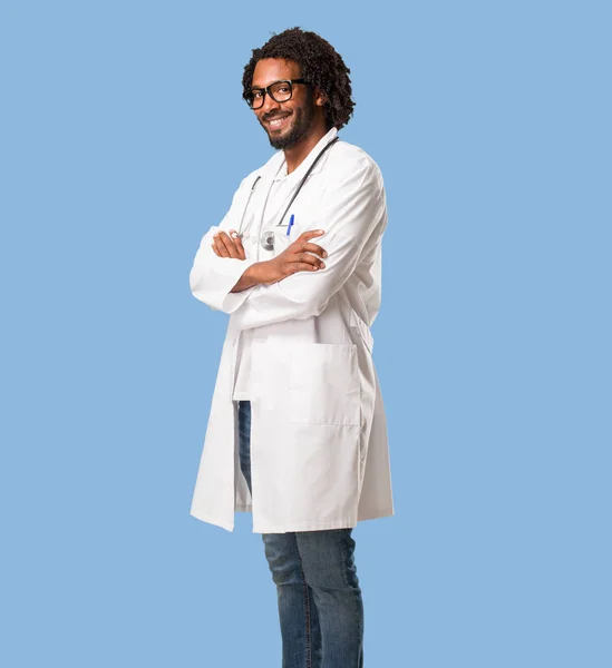 Bonito Médico Afro Americano Cruzando Braços Sorrindo Feliz Confiante Amigável — Fotografia de Stock