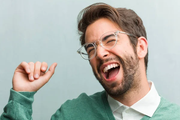 Junge Gut Aussehende Unternehmer Mann Gesicht Nahaufnahme Musik Hören Tanzen — Stockfoto