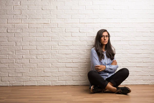 Jonge Indiase Vrouw Zitten Tegen Een Muur Zijn Armen Ernstige — Stockfoto