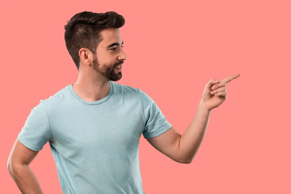 Joven Sonriendo Señalando —  Fotos de Stock