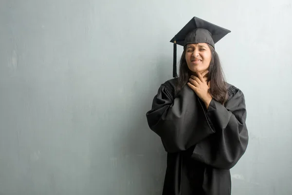 Jeune Indienne Diplômée Contre Mur Avec Mal Gorge Malade Cause — Photo