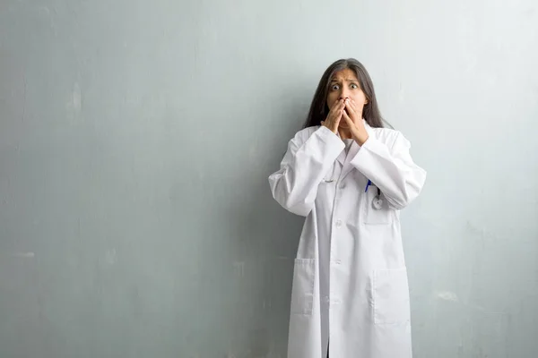 Jovem Mulher Médica Indiana Contra Uma Parede Muito Assustada Com — Fotografia de Stock