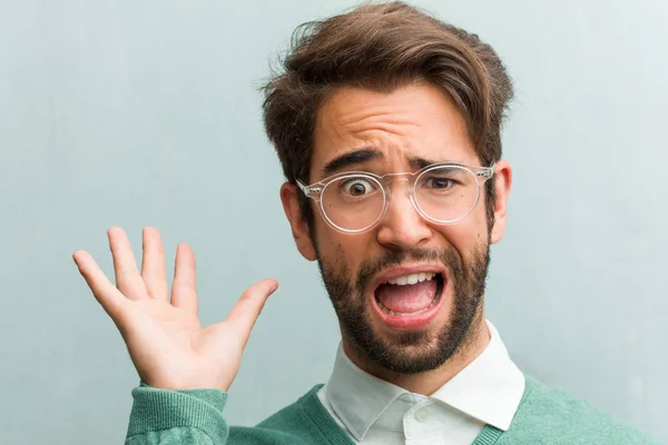 Junge Gutaussehende Unternehmer Mann Gesicht Nahaufnahme Verrückt Und Verzweifelt Schreien — Stockfoto