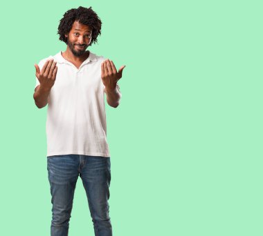 Gel, kendinden emin ve gülümseyen bir jest pozitif ve güler yüzlü olmak el ile yapmak için davet yakışıklı Afrikalı-Amerikalı