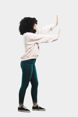 Tam vücut genç kadın bir kenara iterek