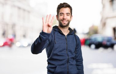 Dört numaralı jest yapıyor genç adam arka plan bulanık