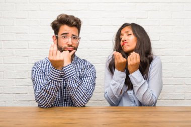 Genç Hintli kadın ve beyaz adam çift üzgün ve depresyonda, ihtiyaç, kurumuna geri yükleme, yoksulluk ve sefalet kavramı bir jest yapma