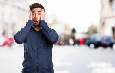 Korkarım genç adam arka plan bulanık üzerinde