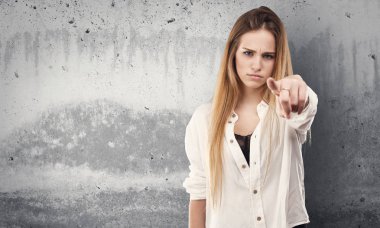 grunge gri arka plan üzerinde işaretleme açık genç ve güzel kadın