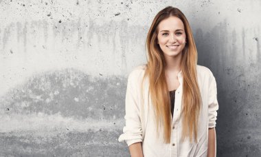 sarı saçlı konumu olan genç ve güzel kadın