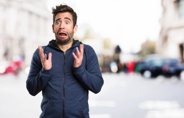 Korkarım genç adam arka plan bulanık üzerinde