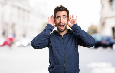 Genç adam dinlemek üstünde arka plan bulanık