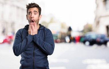 Korkarım genç adam arka plan bulanık üzerinde