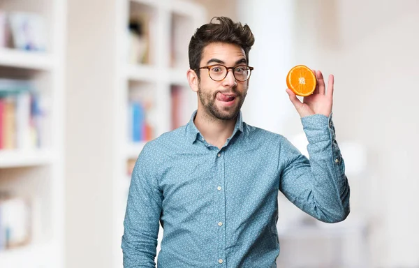 Jonge Man Met Een Oranje Onscherpe Achtergrond — Stockfoto