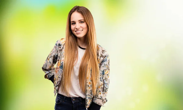 Mooie Jonge Vrouw Met Blonde Haren Draagkracht — Stockfoto