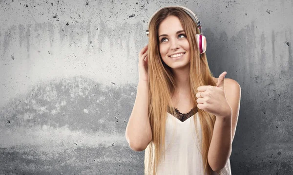 Frau Hört Musik Über Kopfhörer Auf Grauem Grunge Hintergrund — Stockfoto